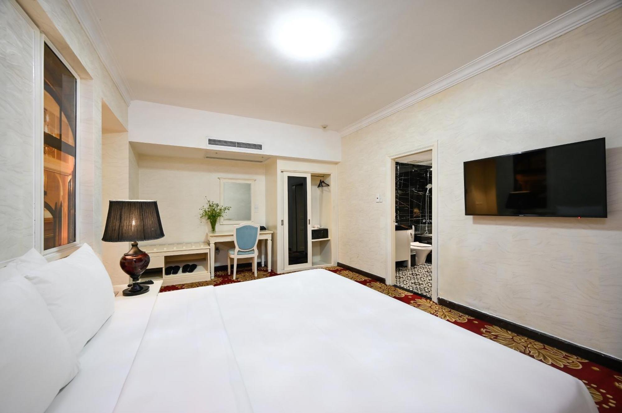 California Saigon & Rooftop Pool Отель Хошимин