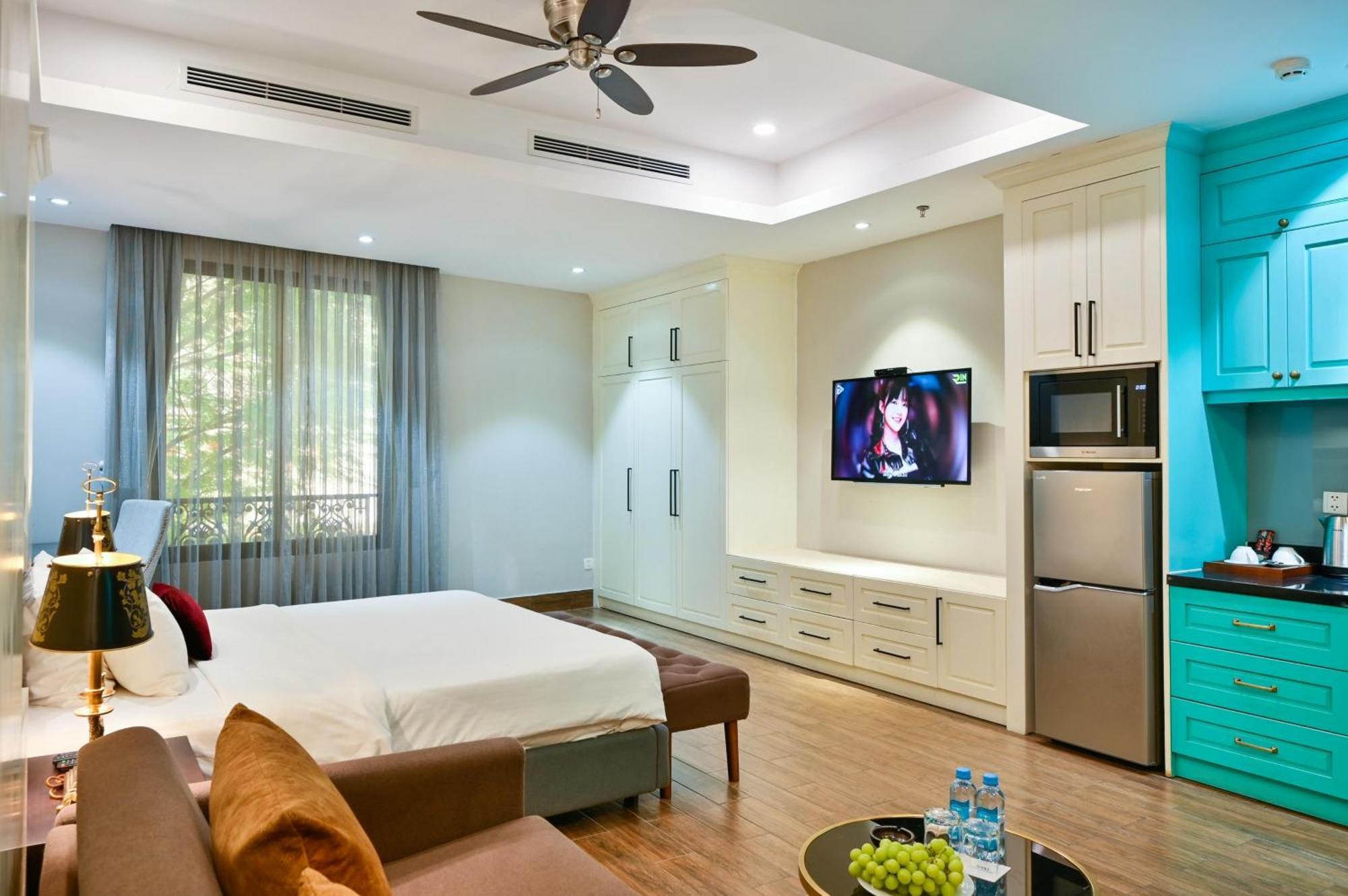 California Saigon & Rooftop Pool Отель