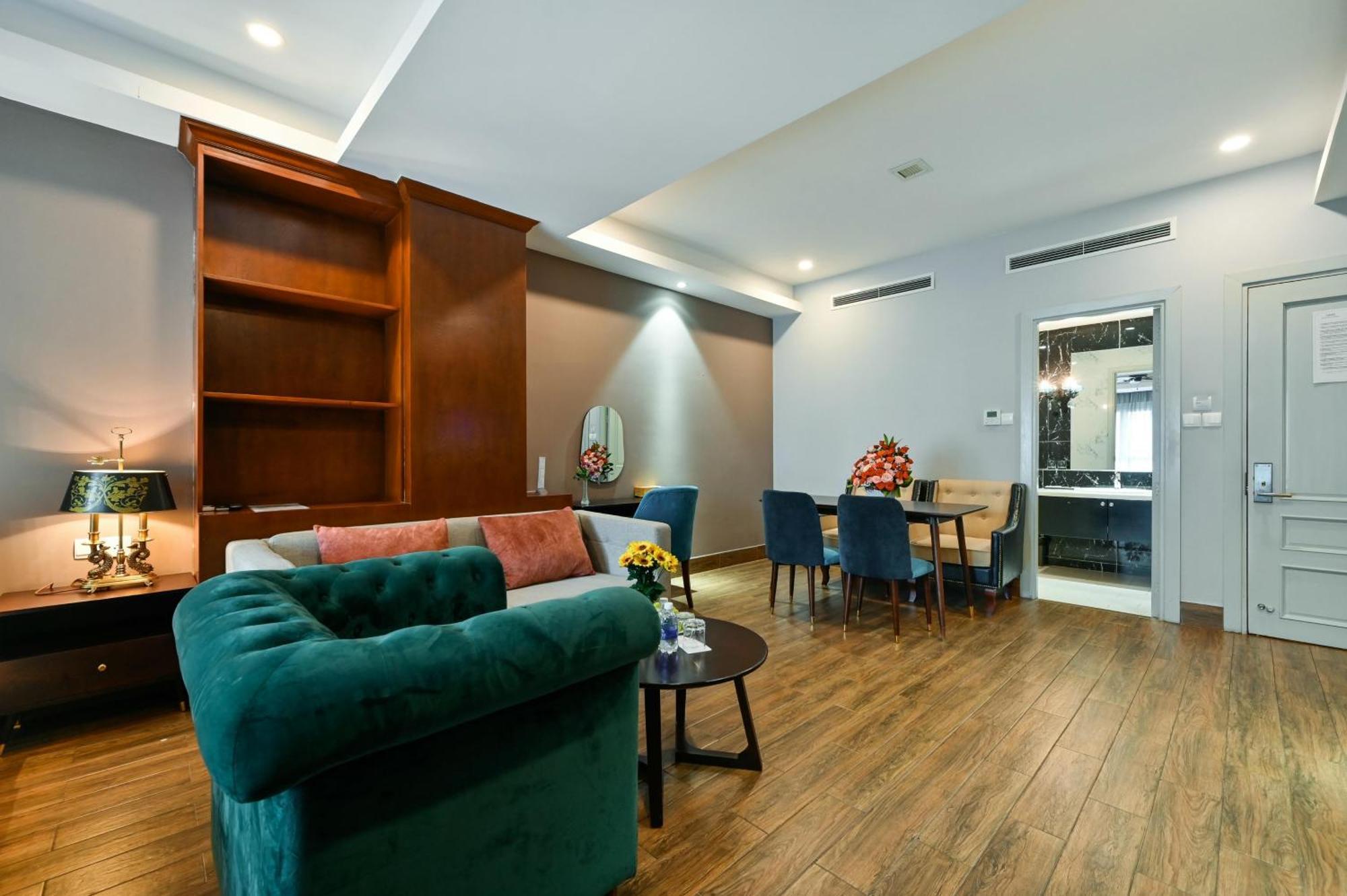California Saigon & Rooftop Pool Отель 3*