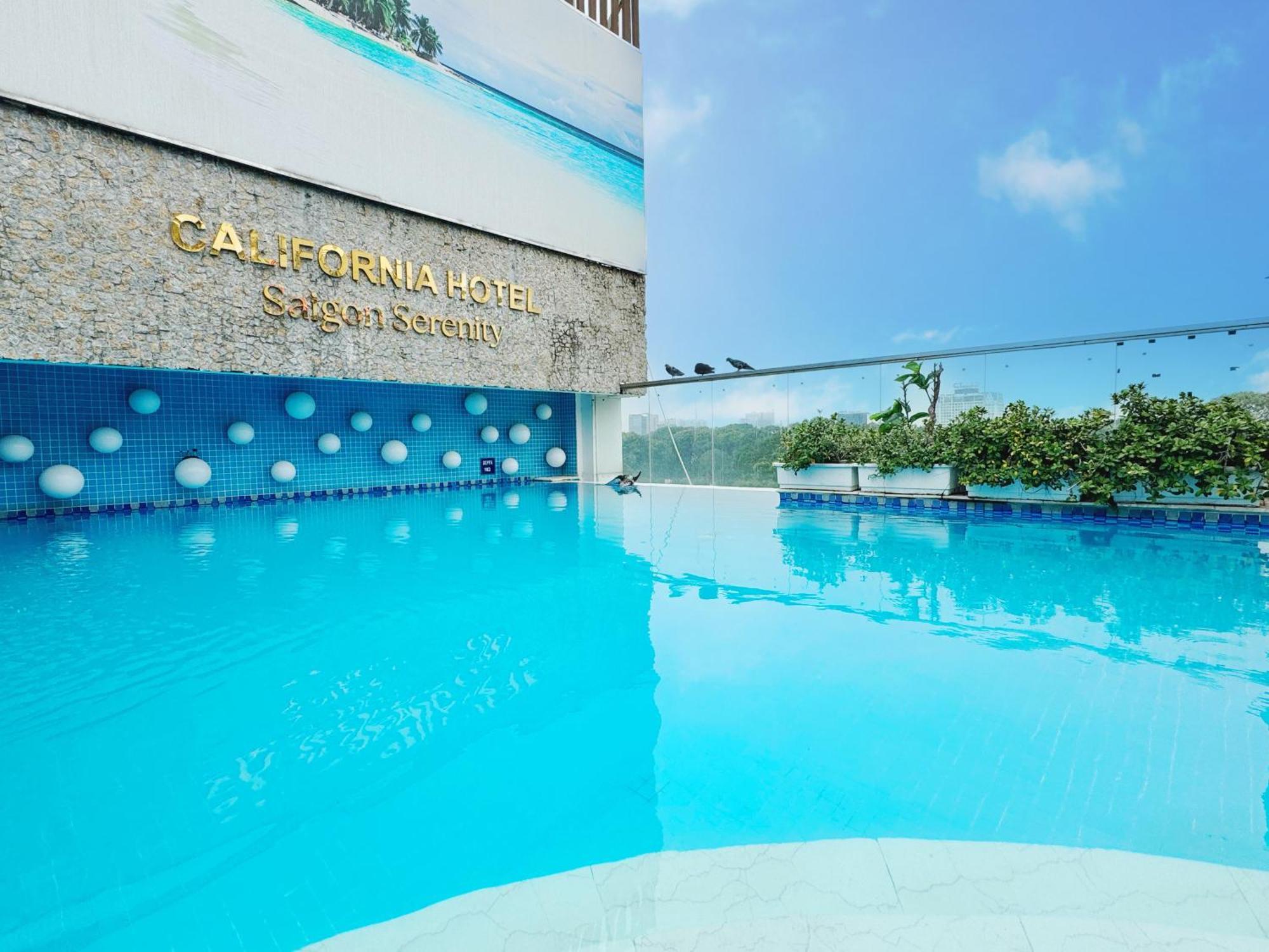 California Saigon & Rooftop Pool Отель 3*